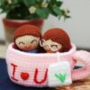 love story crochet pattern - lovers in mug