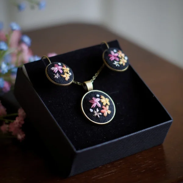 embroidered jewelry set