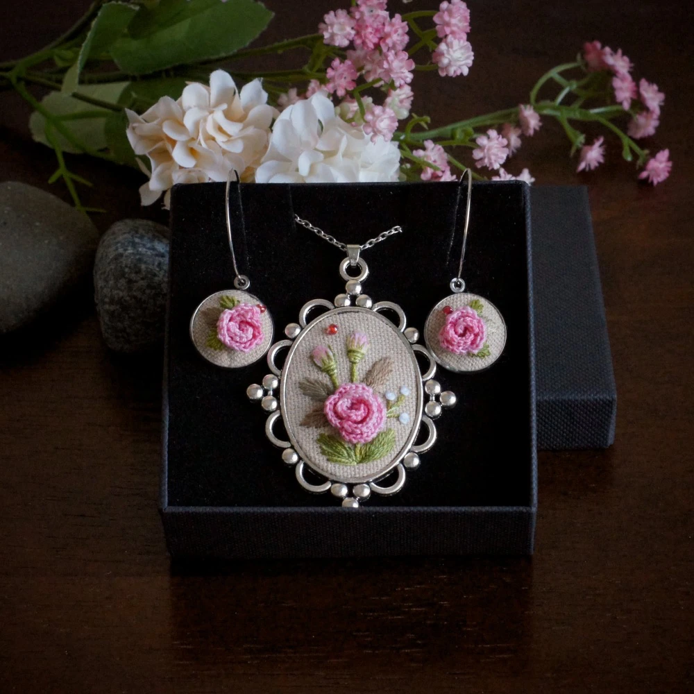 pink rose embroidered jewelry set