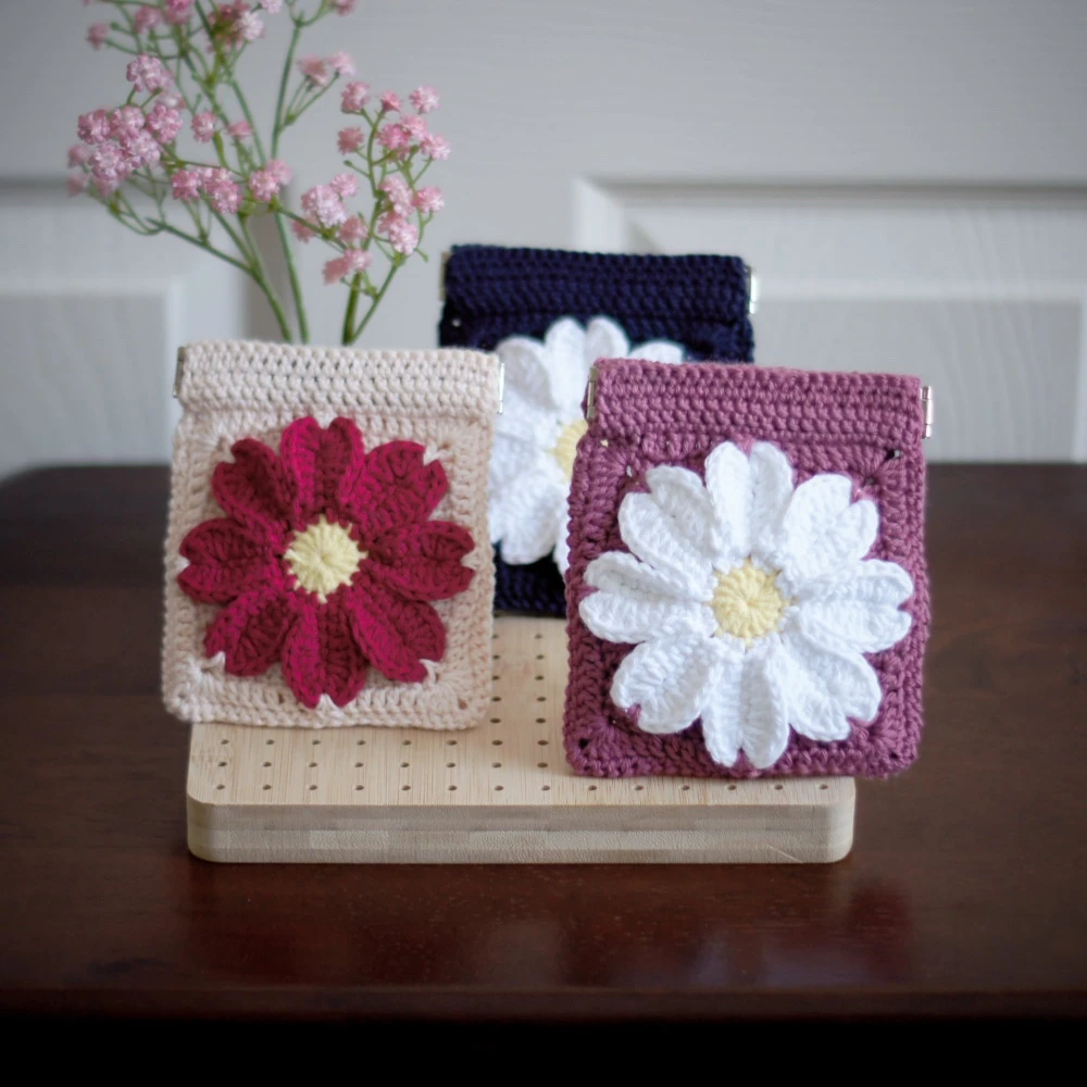 daisy squeeze pouch