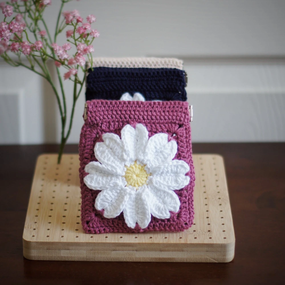 daisy squeeze pouch