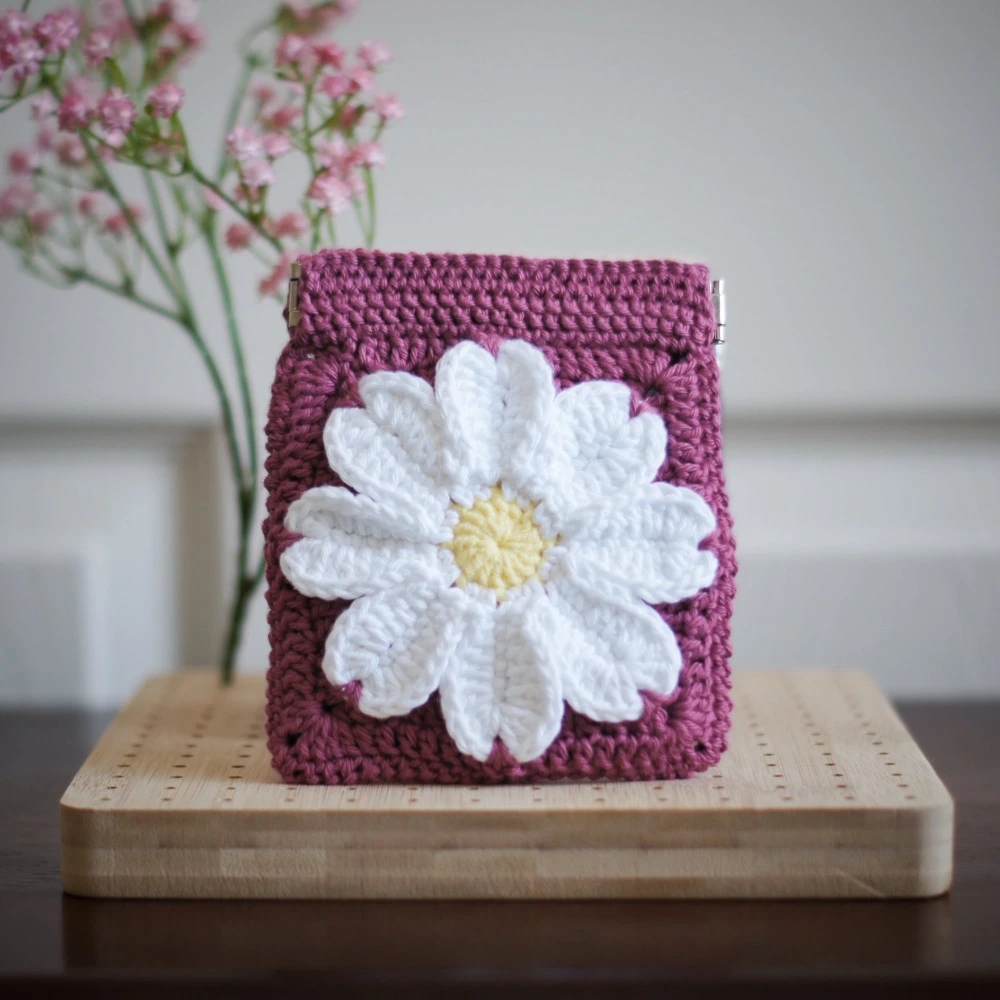 daisy squeeze pouch