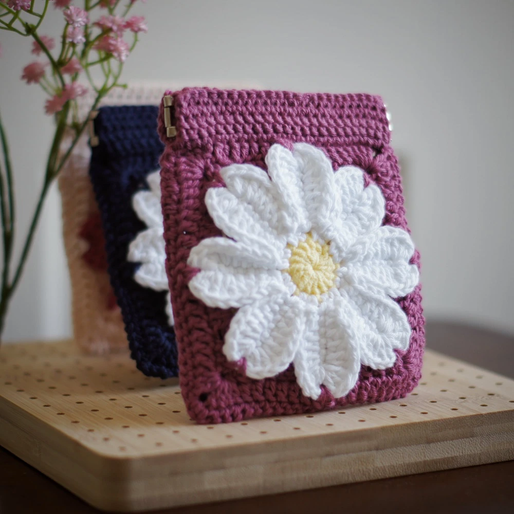 daisy squeeze pouch