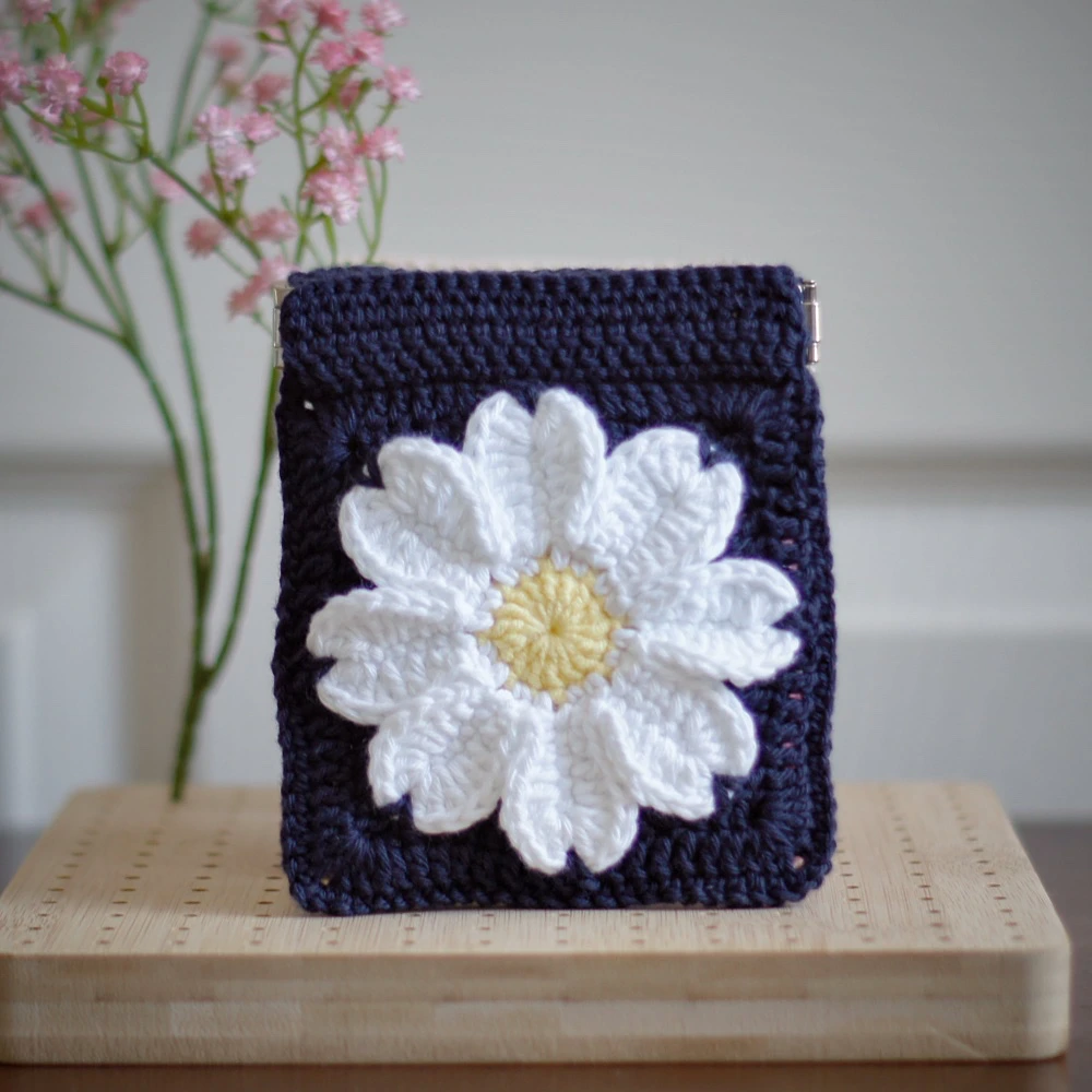 daisy squeeze pouch