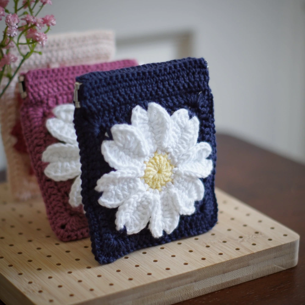 daisy squeeze pouch