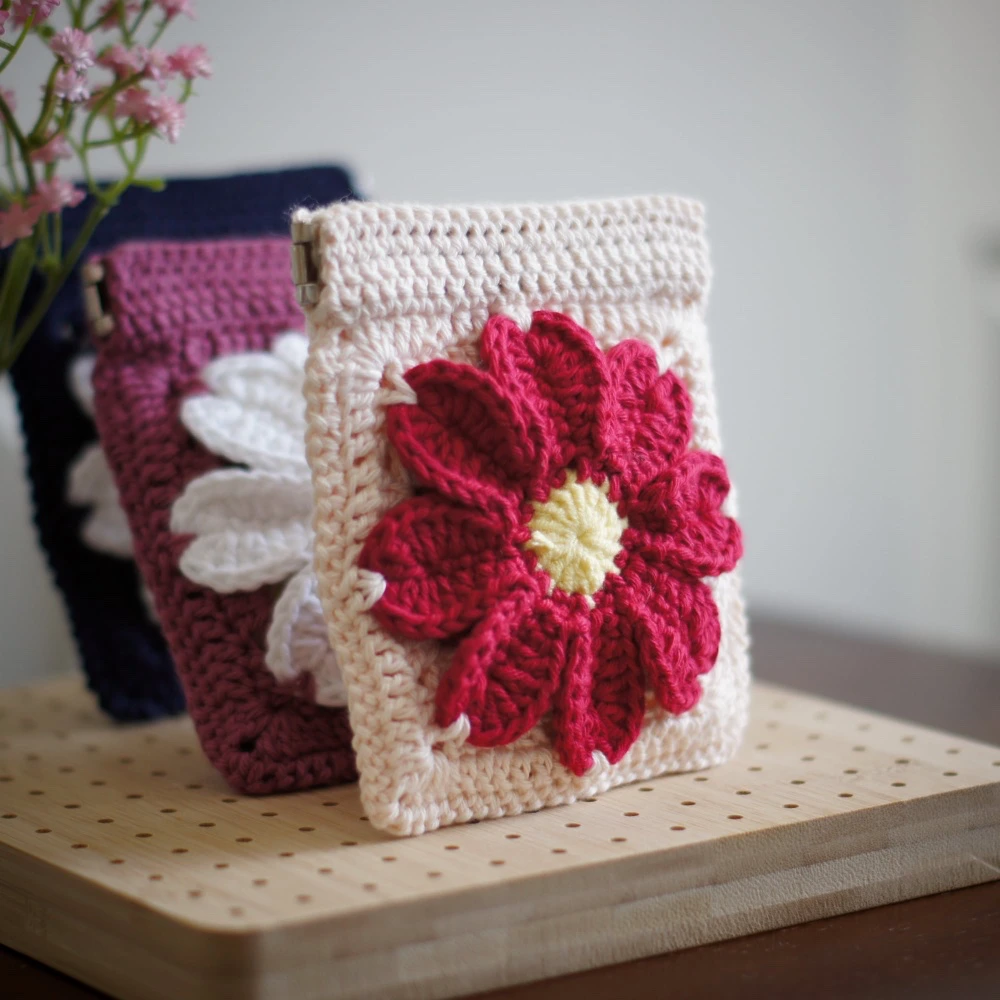 daisy squeeze pouch