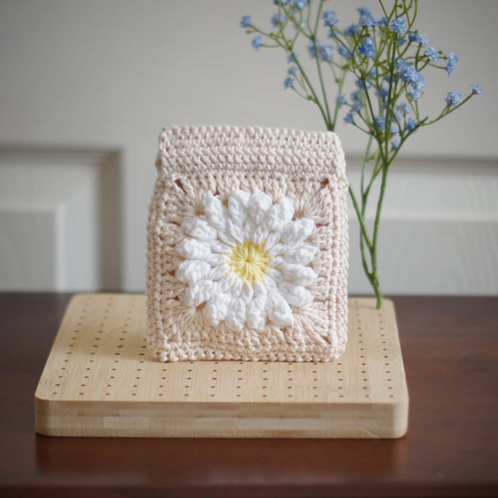 daisy squeeze pouch