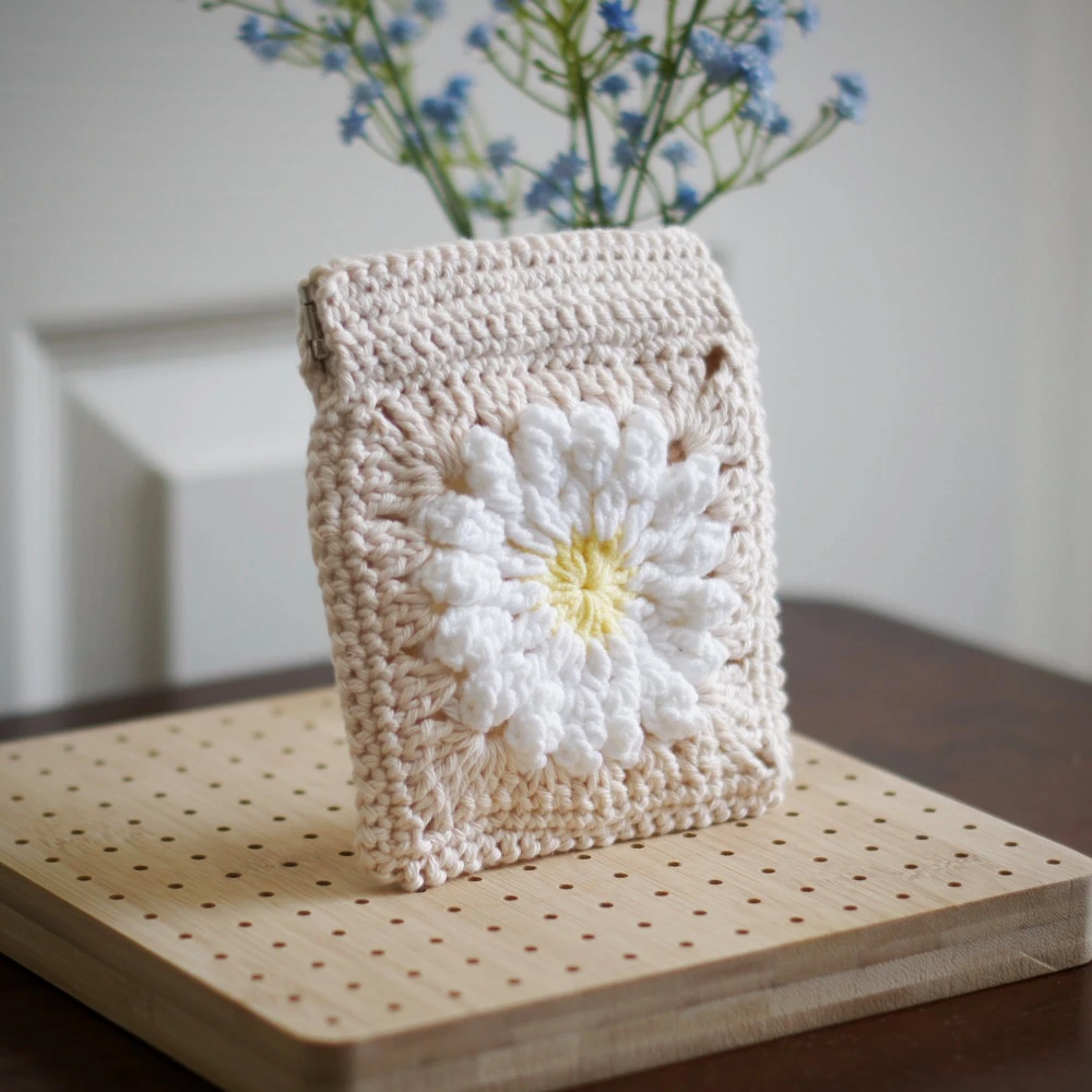 daisy squeeze pouch