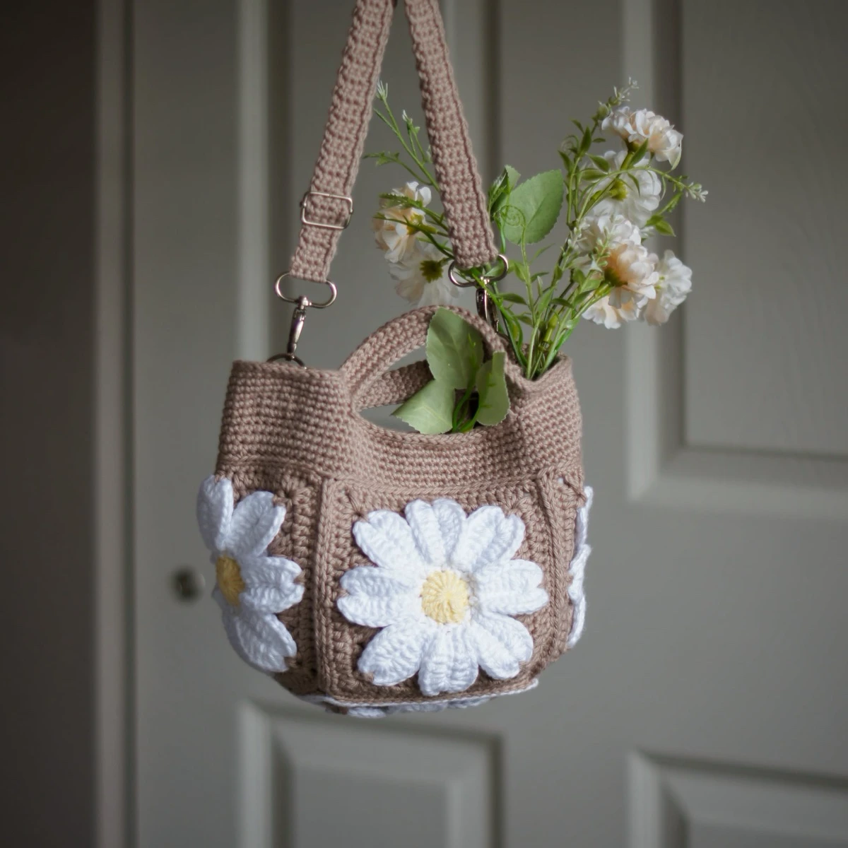 crochet daisy mini tote