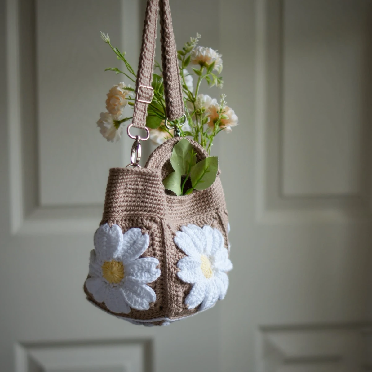 crochet daisy mini tote