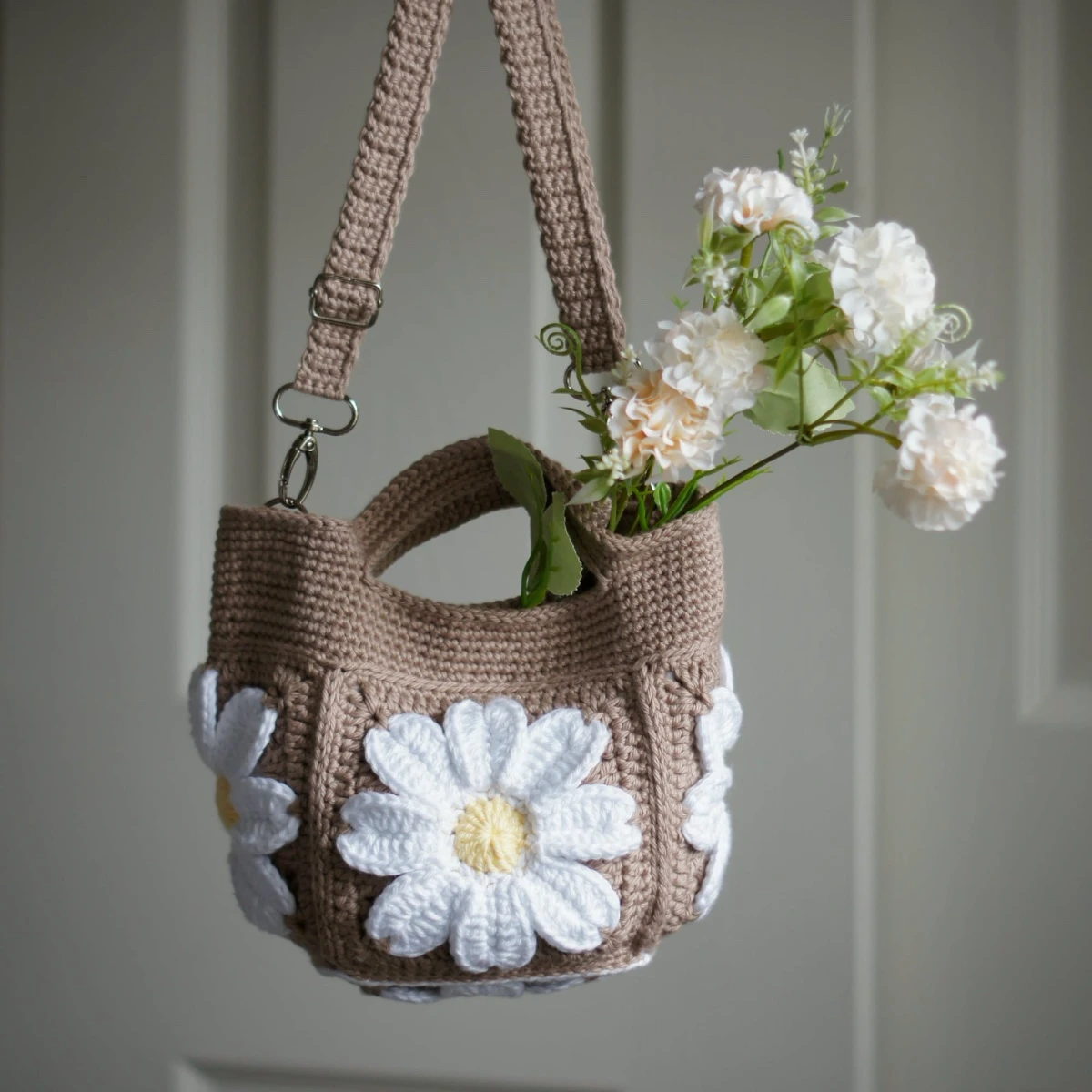 crochet daisy mini tote