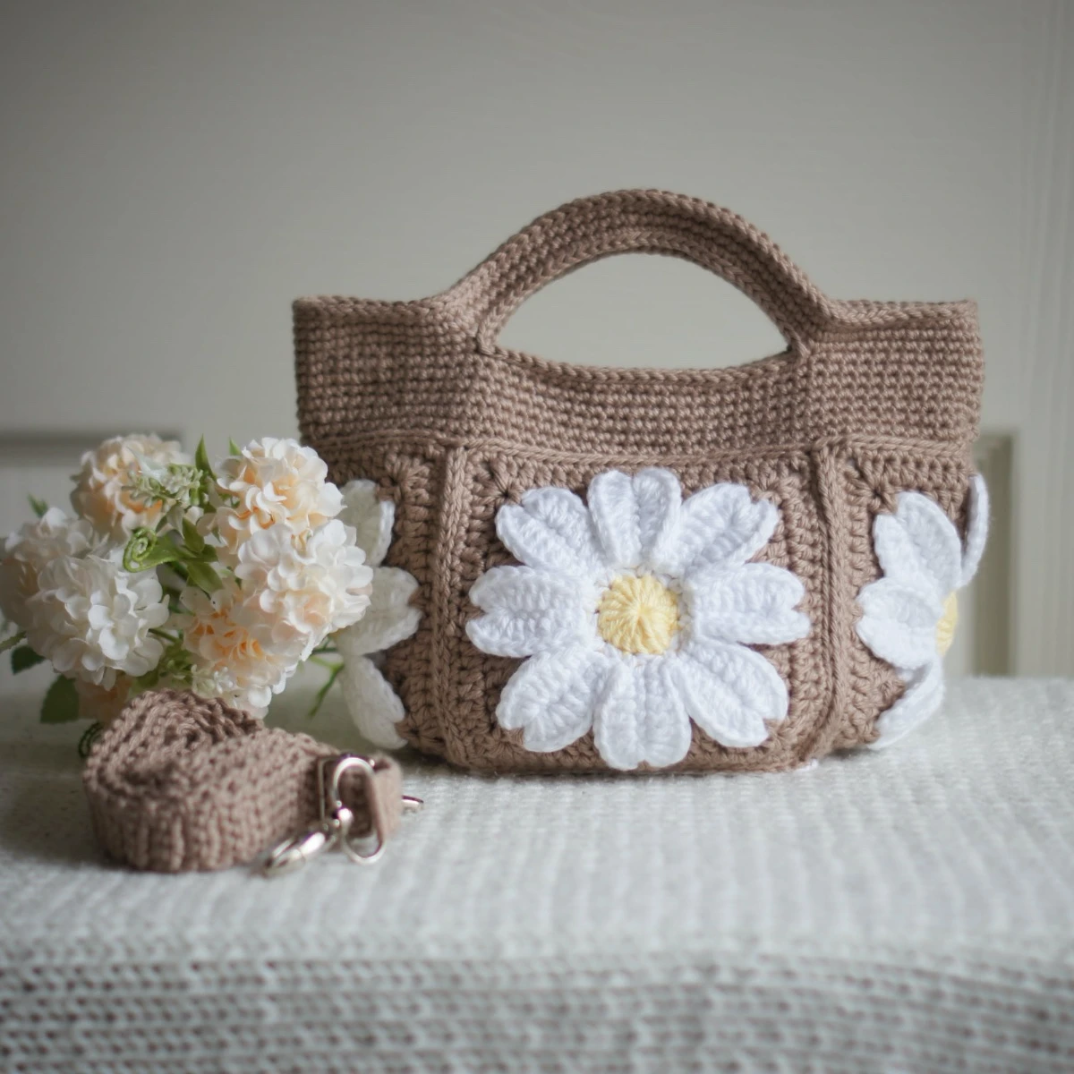 crochet daisy mini tote