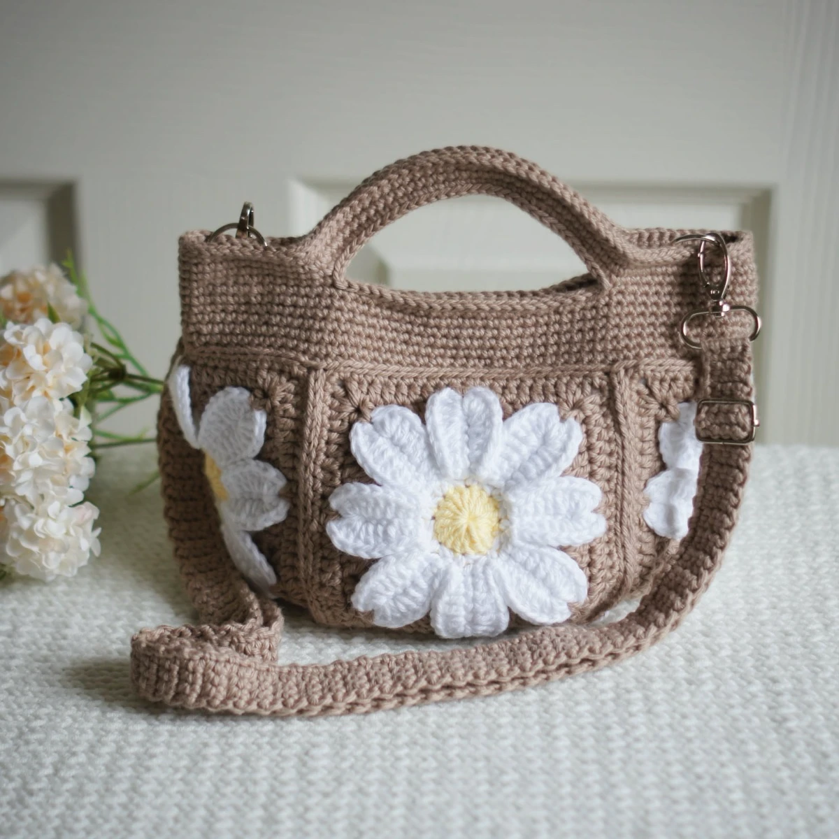 crochet daisy mini tote