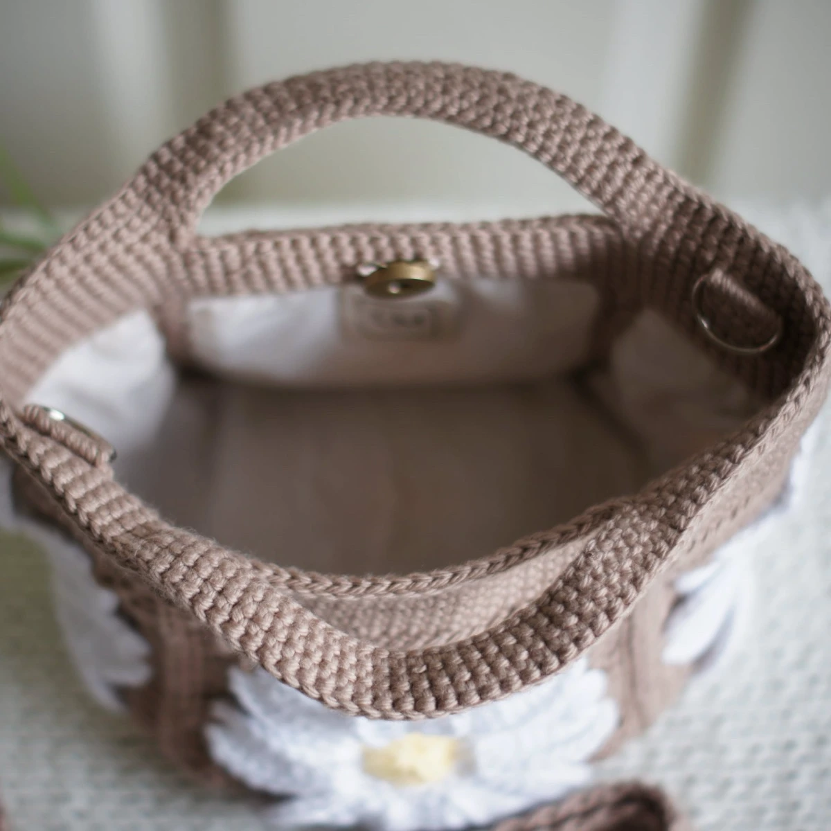 crochet daisy mini tote