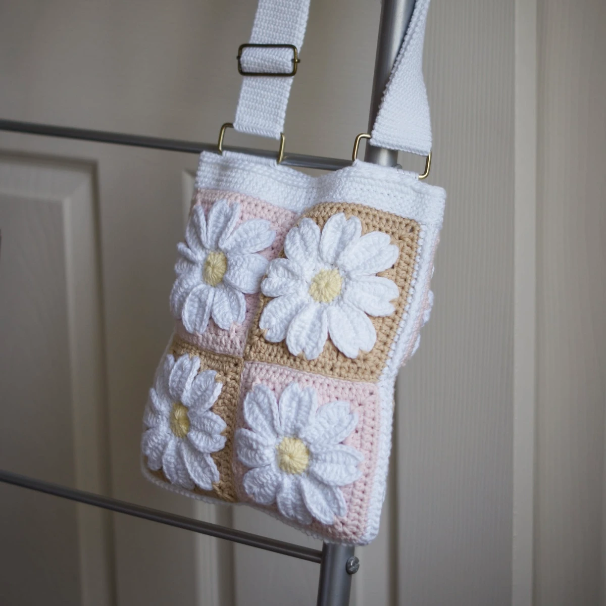 crochet daisy tote