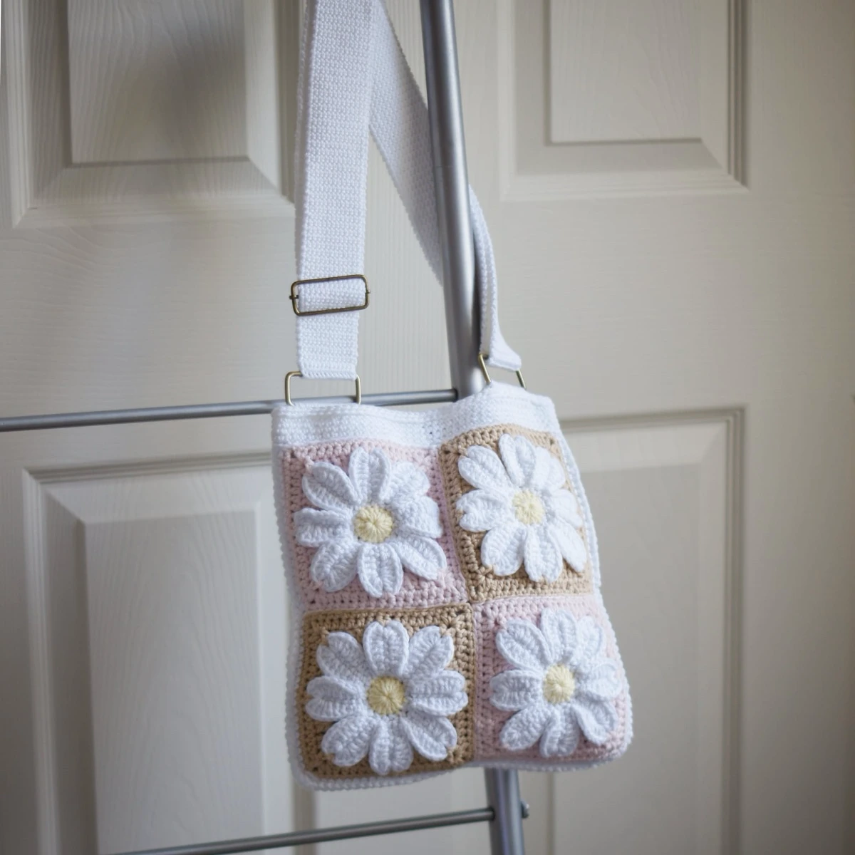 crochet daisy tote