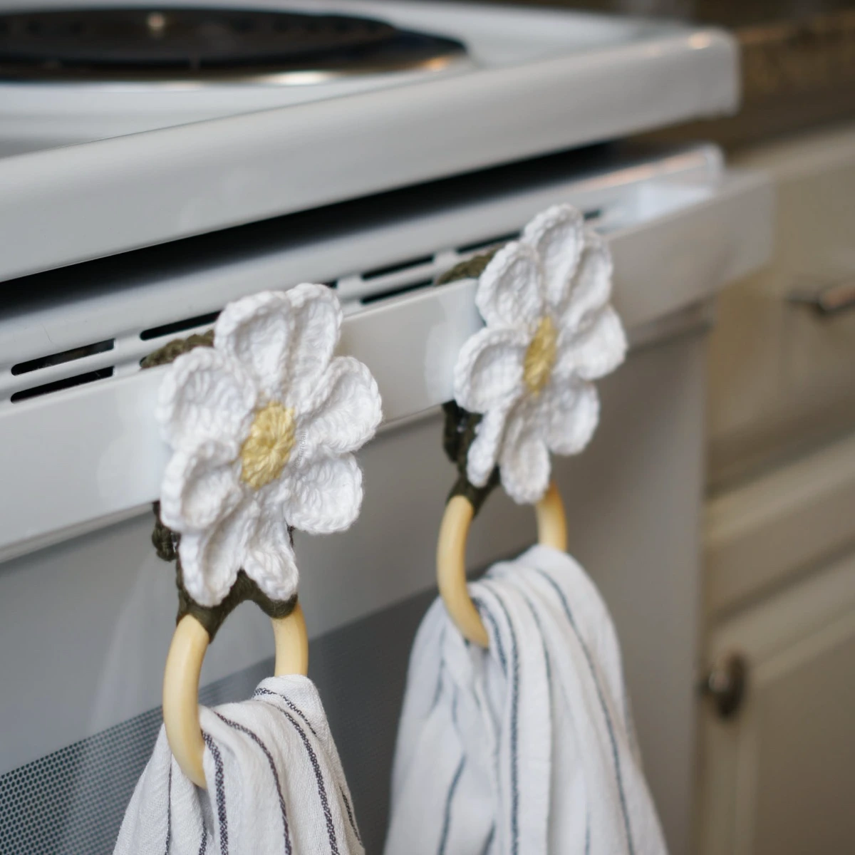 crochet daisy towel holder